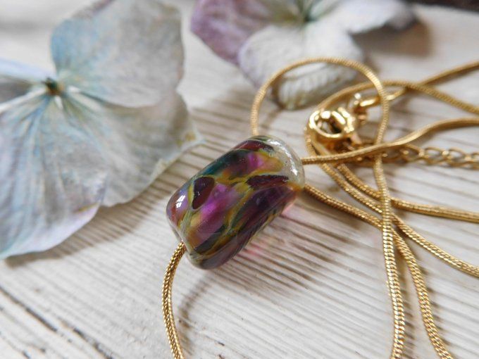 Pendentif en verre avec chaîne ras de cou