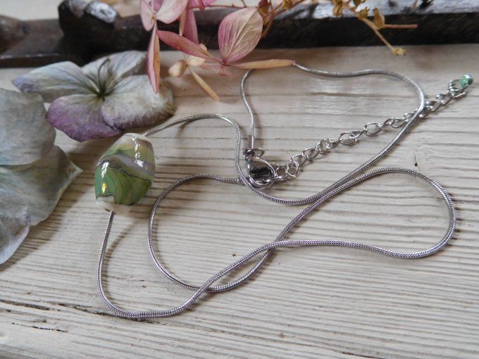 Pendentif en verre avec chaîne ras de cou