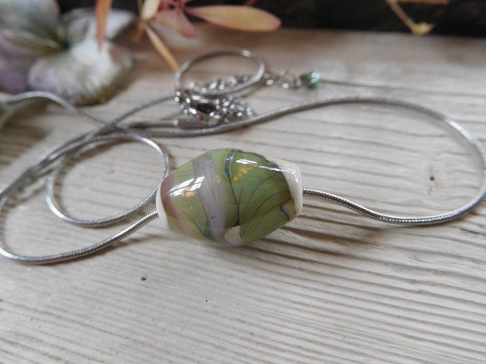 Pendentif en verre avec chaîne ras de cou