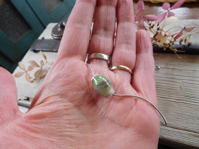 Pendentif en verre avec chaîne ras de cou
